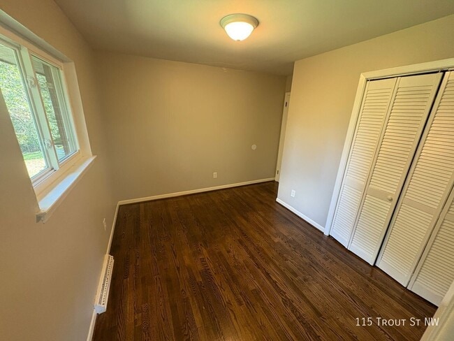 Photo - 115 Trout St NW