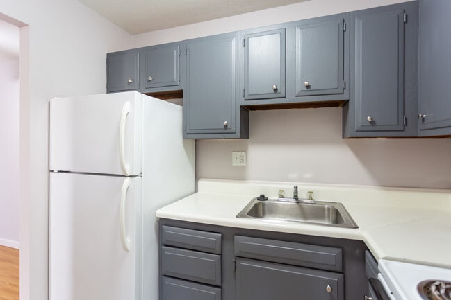 1BR, 1BA - 700 SF