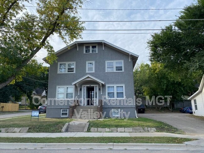 Photo - 264 College St SE