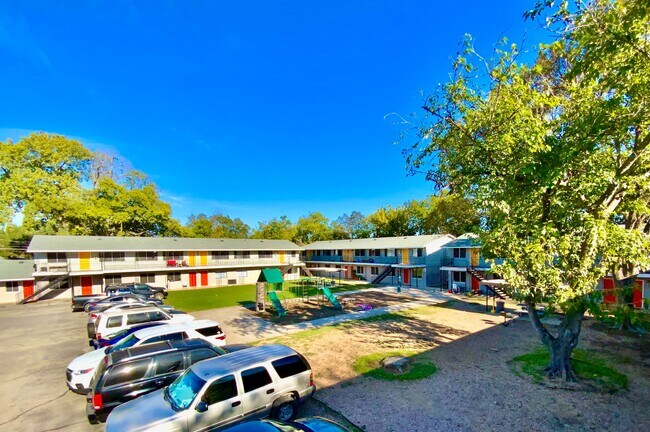 Photo - Spacious 2 Bedroom / 1 Bathroom Apartment ... Unit 31
