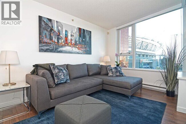 Photo - 33-833 Smithe St