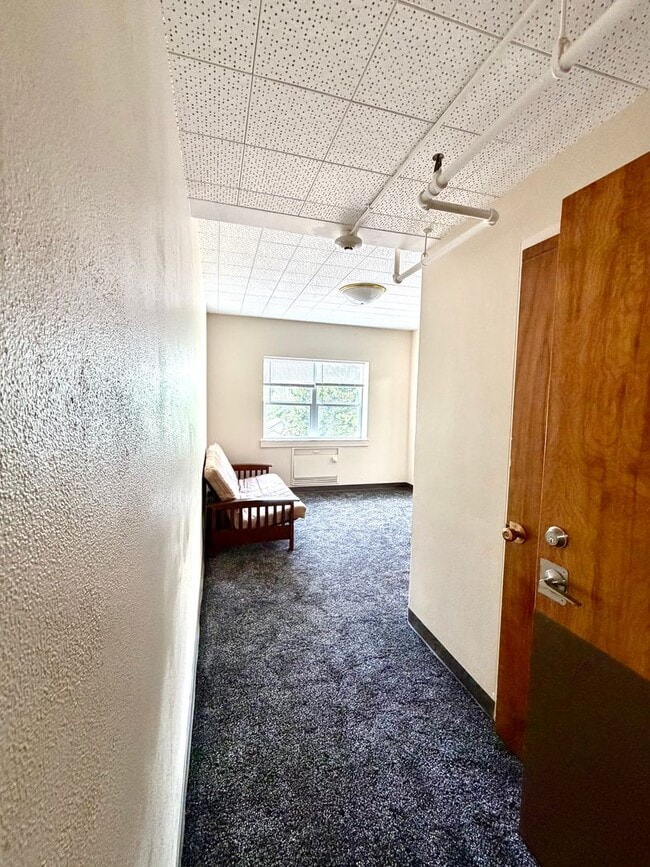 Building Photo - Eagle Crest Village Apartments #316: 1bdrm/1bath – All Utilities & Wi-Fi Included! Unit 3959 Sheridan Ave Apt 316