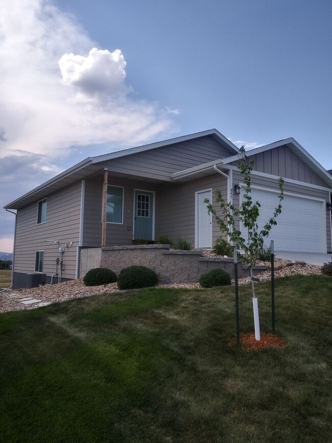 Building Photo - 4 BED | 2 BATH | DOUBLE GARAGE | RAPID VALLEY