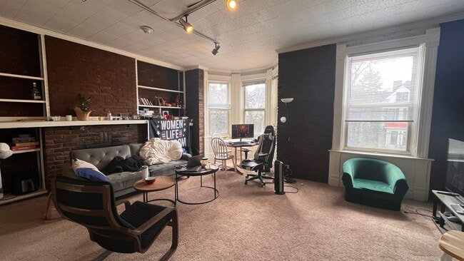 Building Photo - 627 S Negley Ave Unit Apartment 2