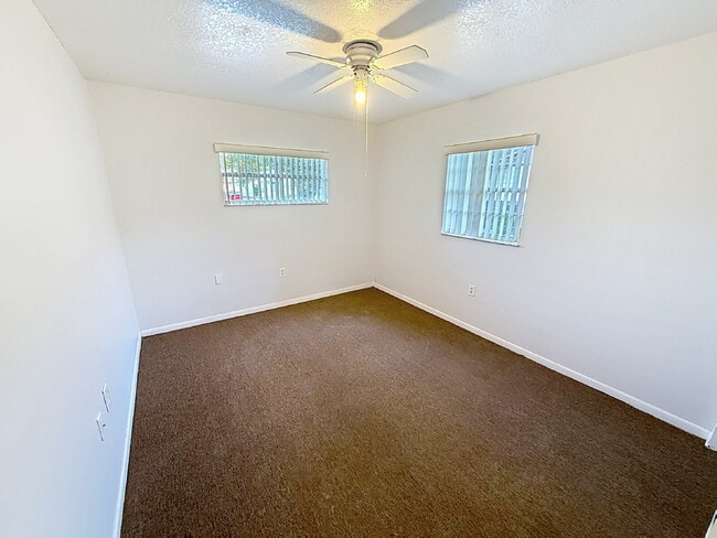 Lovely 2 bedroom 1 bath with pool!