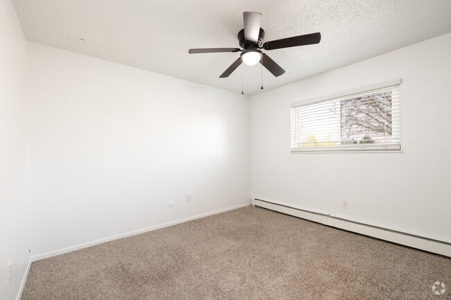 2 habitaciones, 1 baño - 800 pies cuadrados - Dormitorio secundario - 2018 Vinewood Apartments