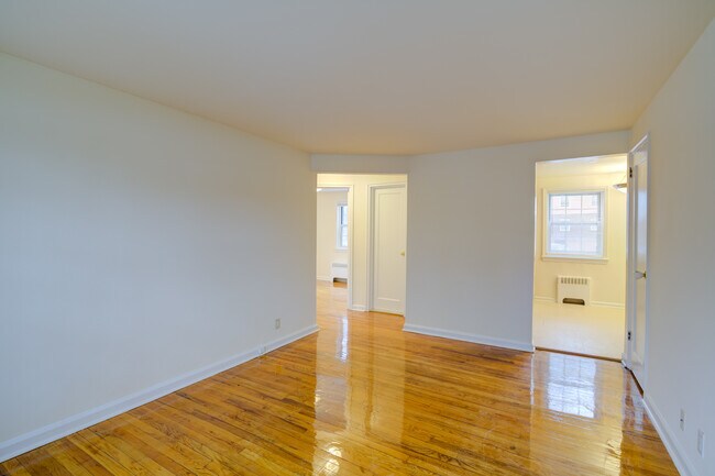 Living Rm - 4 Rm, 2 Bd, 1 Ba