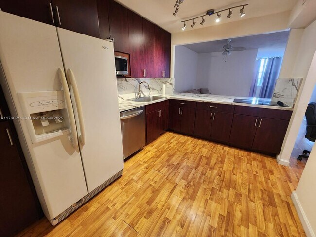 Building Photo - 1351 NE Miami Gardens Dr Unit 501E-501E Rental