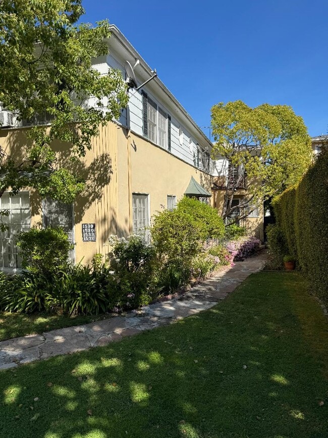 Walkway to unit - 1532 S Beverly Dr Unidad 1532