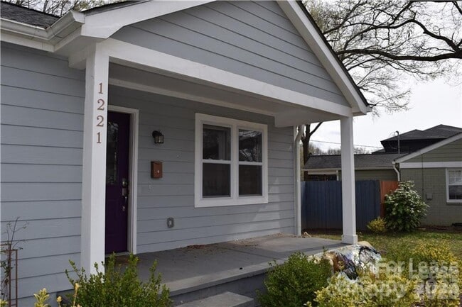 Photo - Cute Cottage - FENCED BACKYARD