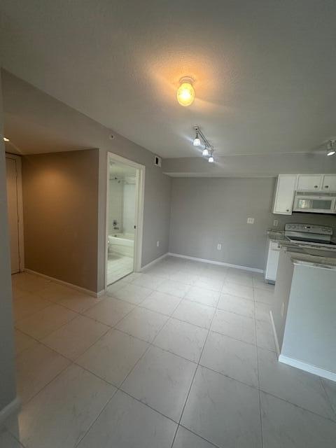 Photo - 141 SW Palm Dr Unidad 205