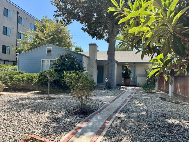 10816 Blix St Unidad Front House 10816