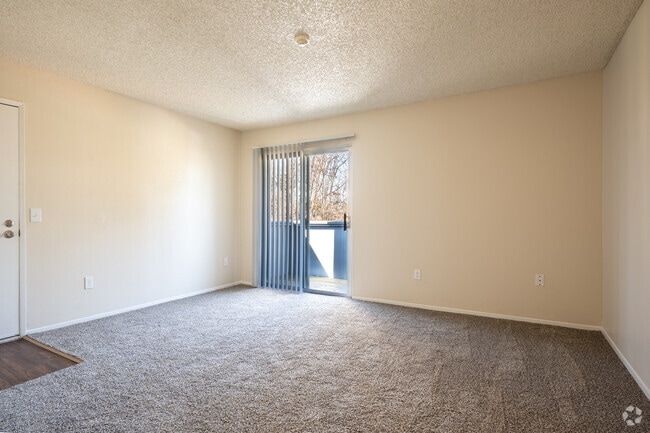 1BR, 1BA - 680SF - Living Room