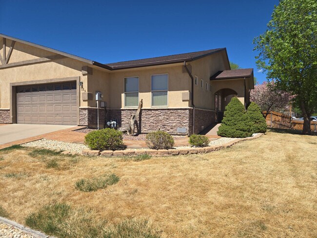 Building Photo - 729 Skyview Ct