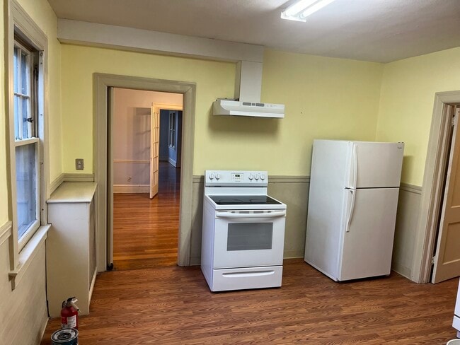 Photo - 52 Quaker Ln S