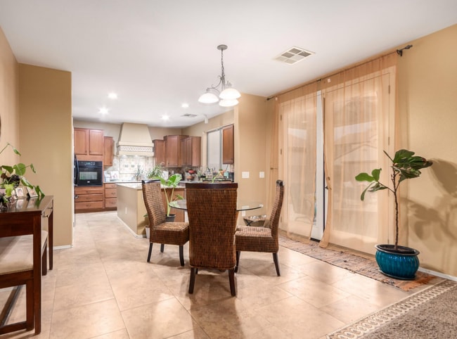 Photo - Amazing 4 bedroom In Lyons Gate!