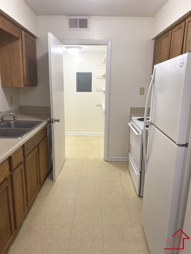 Photo - 235 Vinewood Rd Unidad D7