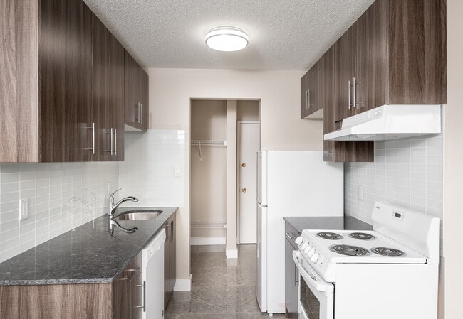 Building Photo - Franz Haus