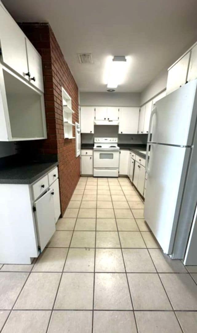 Photo - Charming 2 Bedroom Home with Fenced Yard & Screened Patio – Prime Location!