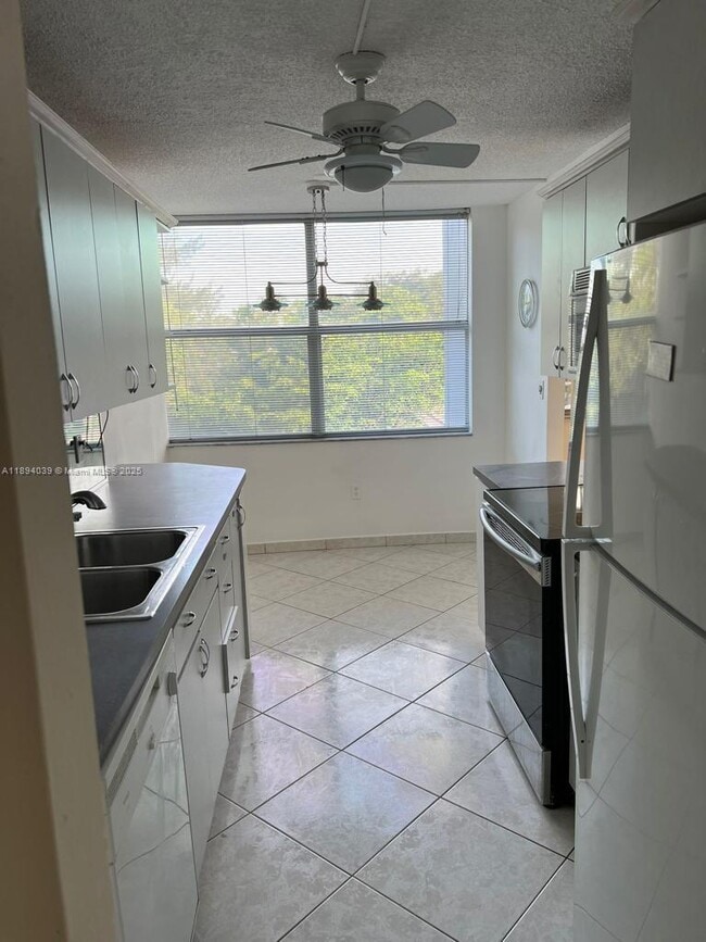 Photo - 1200 NE Miami Gardens Dr Unidad 220W