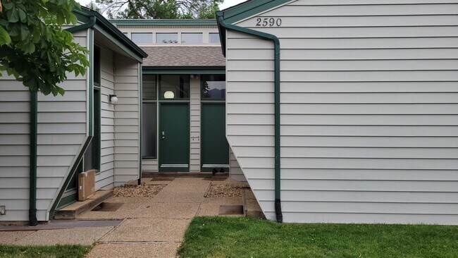 Building Photo - Spacious 2 Bedroom Split-Level in North Bo... Rental