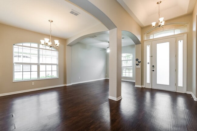 Photo - 1600 The Oaks Blvd