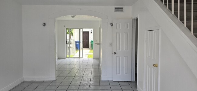 Building Photo - 2306 NW 52nd Ave