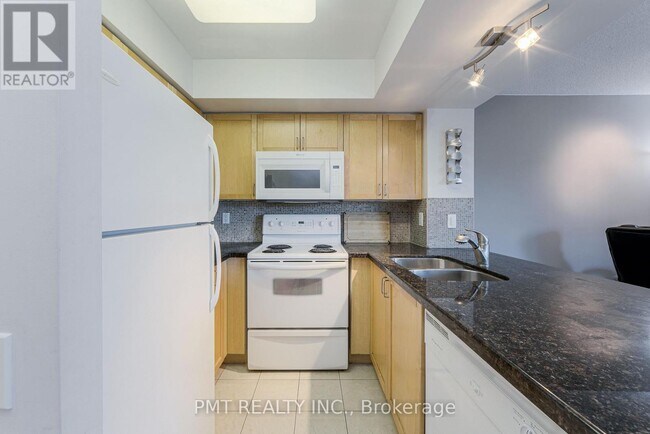 Photo - 28 Harrison Garden Blvd Unité 303