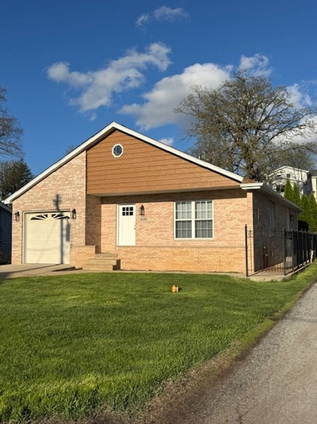 Building Photo - 2 Bedroom, 2 Bathroom Home- Cedar Lake, IN