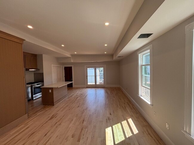 Building Photo - 873 E 4th St Unit 3 Rental
