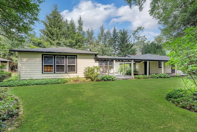 Cottage - 82 Winsor Pl