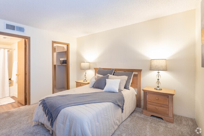 2BR, 2BA - 908 SF