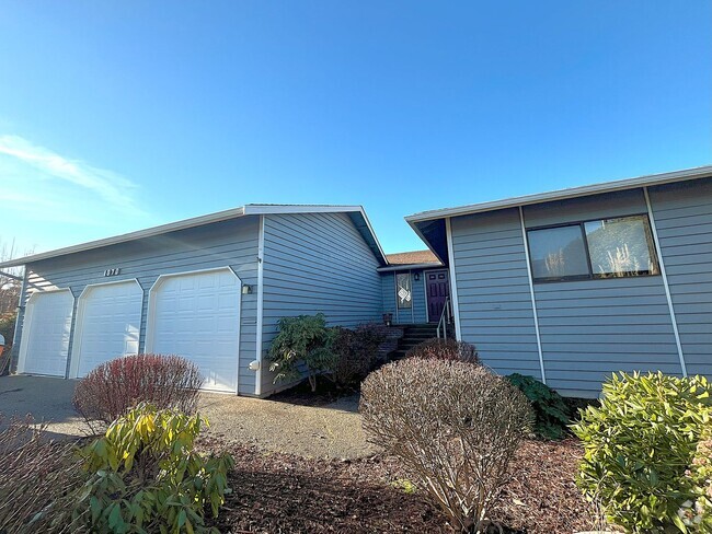 Building Photo - Charismatic home featuring dual kitchens a...