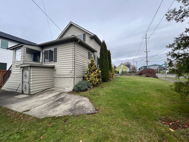 Photo - Great 3 bedroom 1.75 bath House in Tacoma with large backyard!