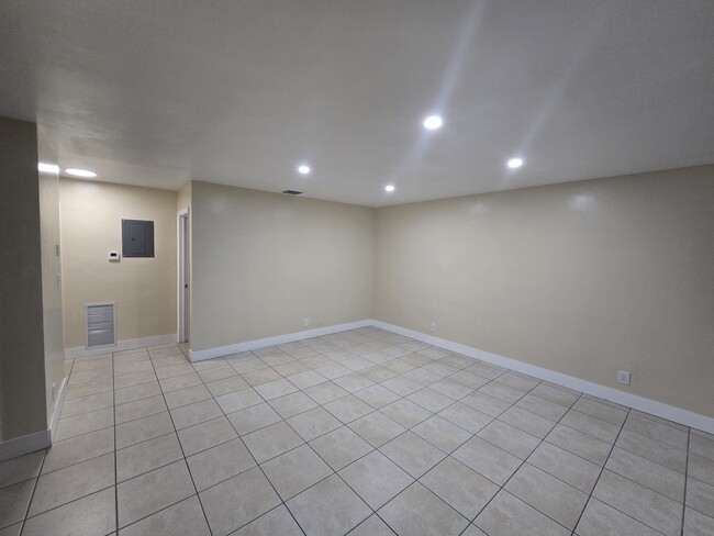 Photo - 905 SE 15th St Unit Apt 2