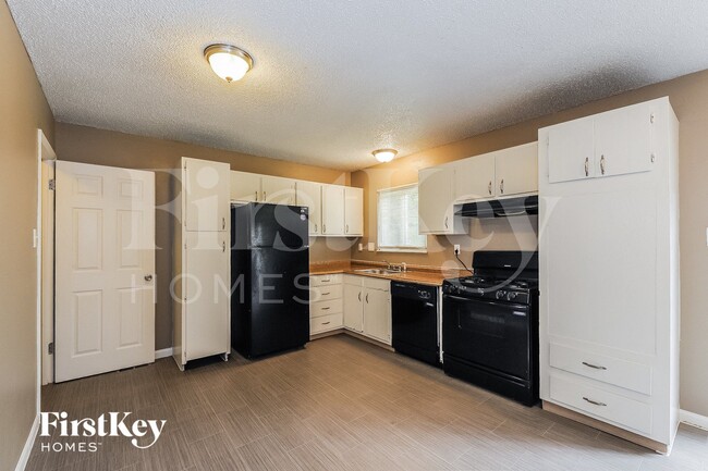 Photo - 733 Watersedge Dr