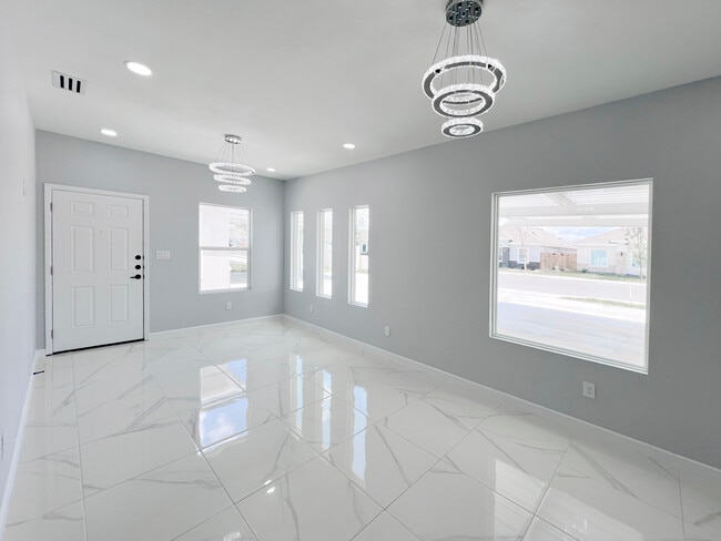 Photo - 913 N Woodson Ave