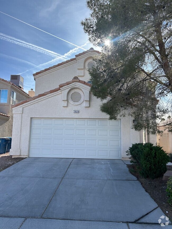 Building Photo - Single Family home with private yard