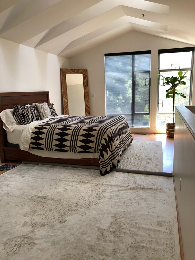 Dormitorio tipo loft - muebles solo para exhibición - 44 Iron Horse Ln