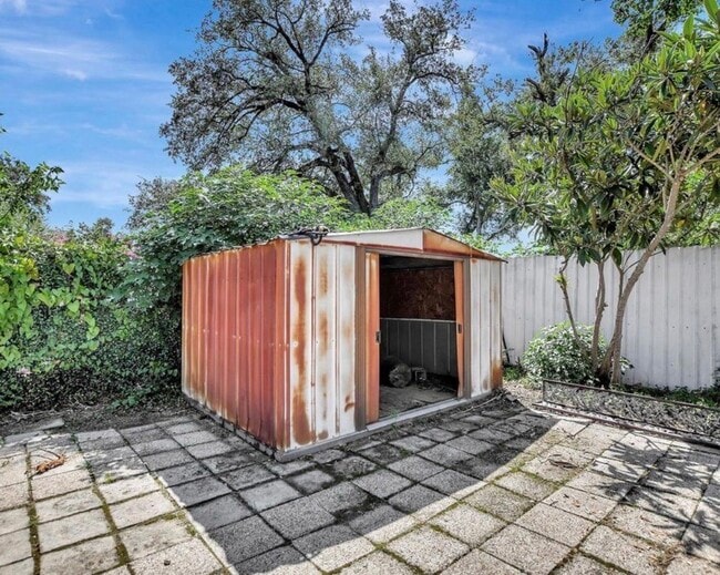 Photo - 2044 Thonig Rd