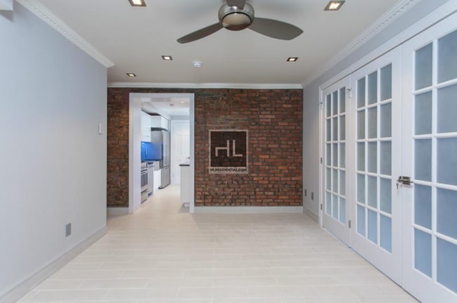 Building Photo - E 11th St Unit GA