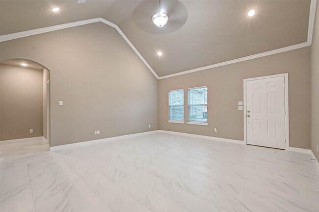 Photo - 421 N Amherst Dr