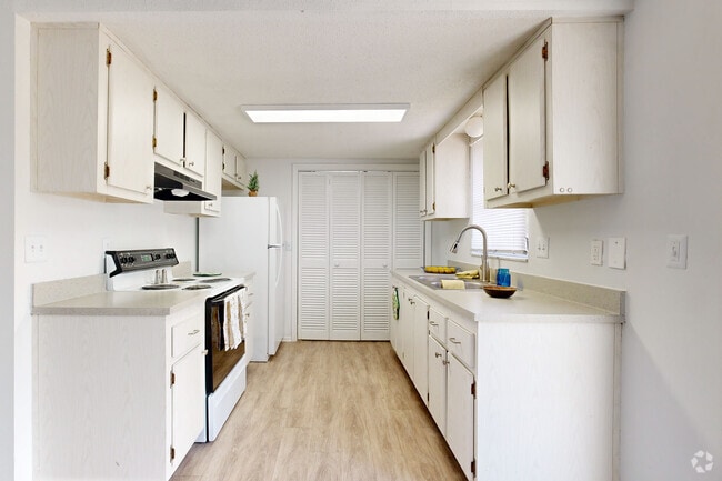 2BR, 1BA - 924SF - Kitchen