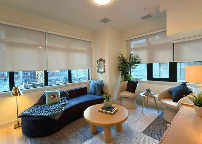 Building Photo - 1 Bedroom Middle + 1 Bath Condo Unit 1105