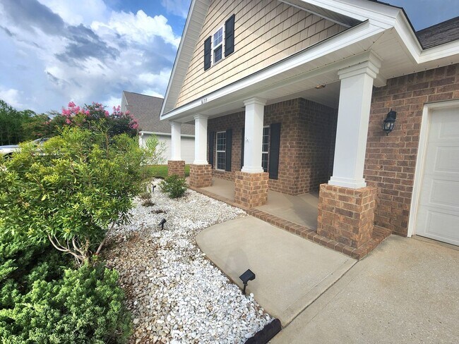 Photo - Captivating 3-bed/2-bath with Elegance and Comfort