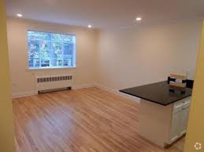 Building Photo - Large 4 Bedroom 2 full Bathrooms at Coolid... Rental