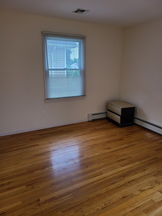 Photo - 372 Litchfield Ave Unidad Apartment share