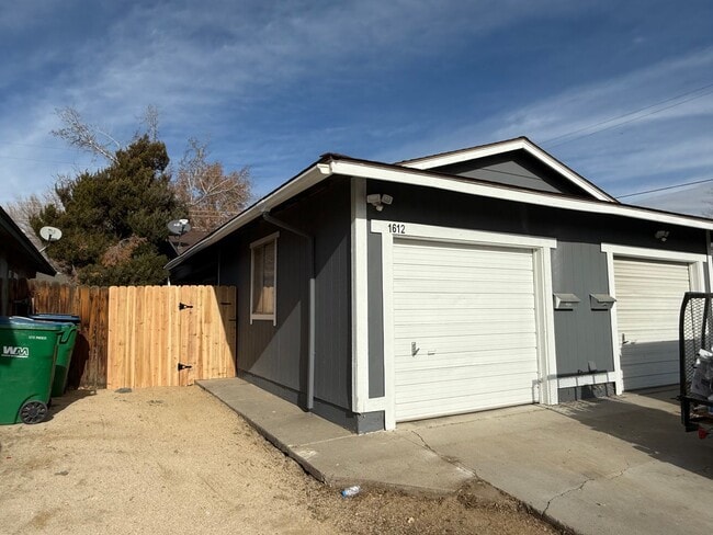 Building Photo - Freshly Updated 2 Bedroom Home with Garage in Sparks