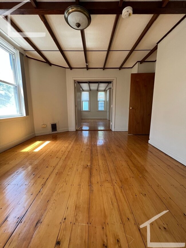 Building Photo - Nice, large 2 bed unit in Cambridge at a steal of a price!