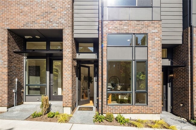 Building Photo - Brand new live/work unit in heart of Madrona.